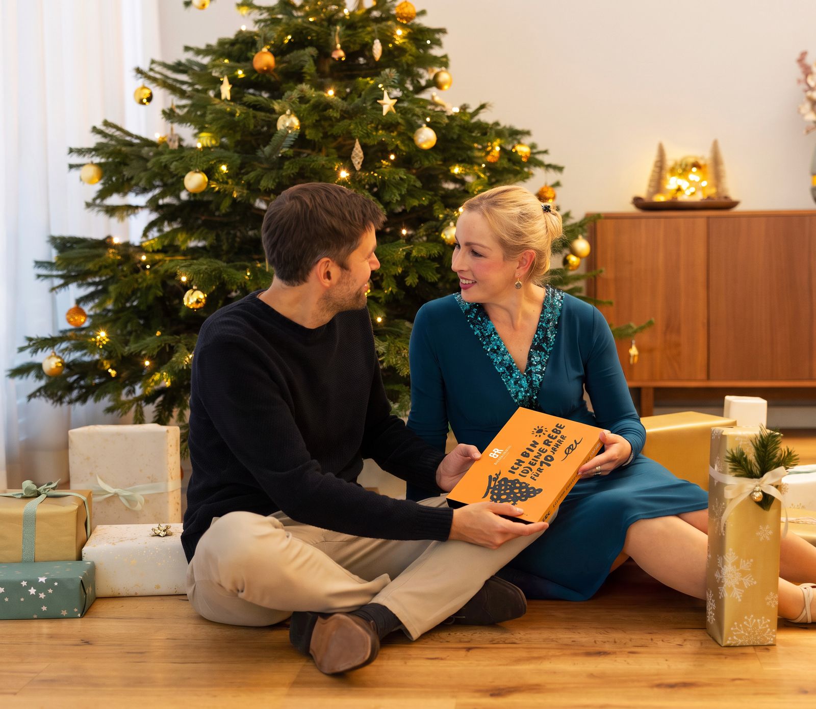 Paar bei Kerzenlicht mit der Rebstockpacht-Geschenkbox als Weihnachtsgeschenk