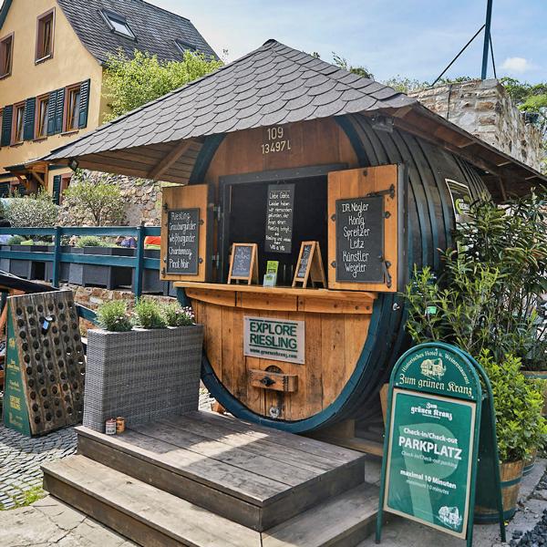 Balthasar Ress am Weinprobierstand des Rheingauer Wein Depots (Grüner